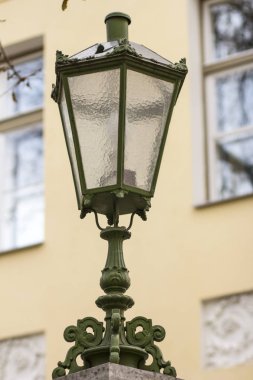 Gökyüzü arka plan üzerinde bronz aydınlatma direği