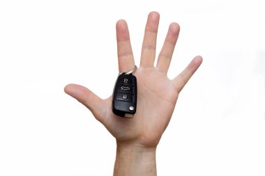  Arabanın anahtarları parmağında asmak