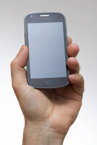 Chytrý telefon v ruce natažené — Stock fotografie