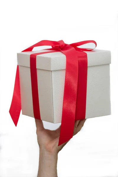 Caja de regalo blanca en la mano —  Fotos de Stock