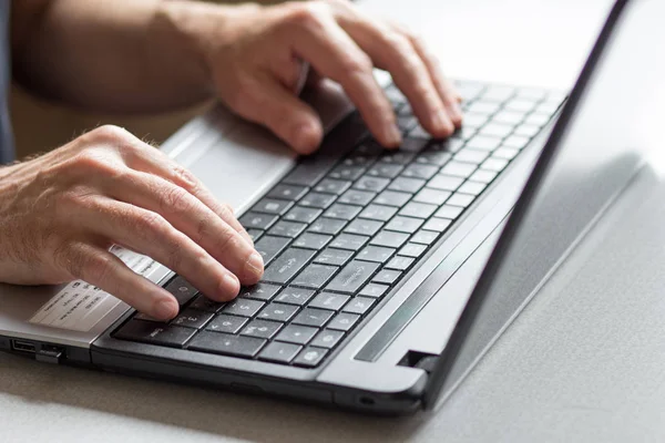 Nahaufnahme einer Frau mit Laptop — Stockfoto