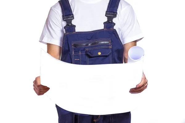 Ein Mann in Overalls studiert eine Zeichnung — Stockfoto