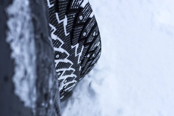 Concetto - primo piano di una ruota di un'auto sulla neve — Foto Stock