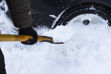  bir adam bir kar küreği bir araba Temizleme