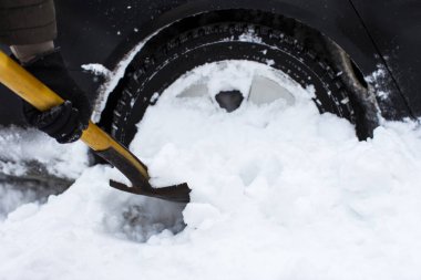  bir adam bir kar küreği bir araba Temizleme