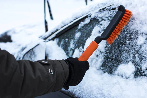 Araba, kış, insan ve araç konsepti 