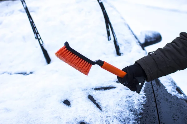 Araba, kış, insan ve araç konsepti 
