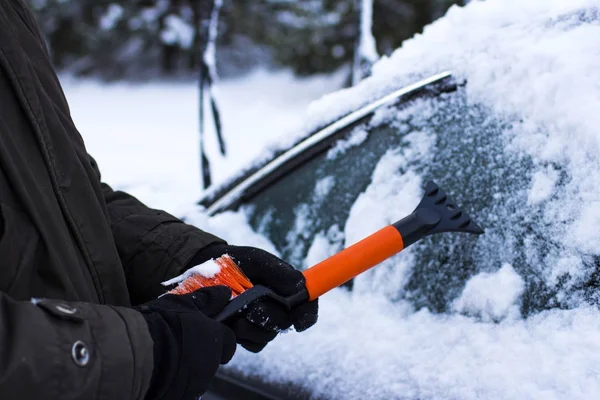 Auto, inverno, persone e concetto di veicolo — Foto Stock