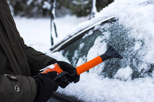 Araba, kış, insan ve araç konsepti 