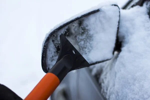 Auto, inverno, persone e concetto di veicolo — Foto Stock