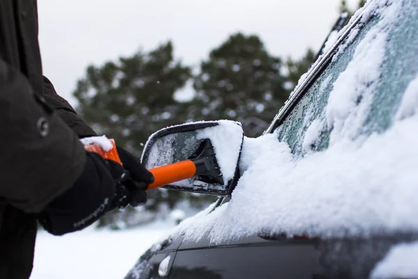 Araba, kış, insan ve araç konsepti 