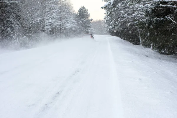 Крупным планом на зимней дороге в снежную бурю — стоковое фото