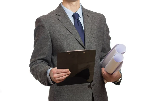 Бизнесмен в сером костюме с отчетом и планшетами с документами — стоковое фото