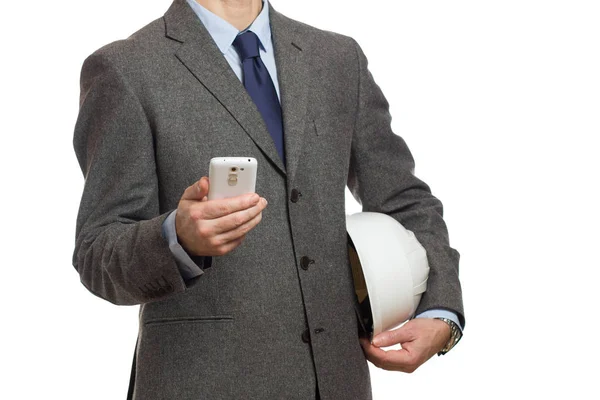 Hombre de negocios en un traje gris con un teléfono en la mano y con una p — Foto de Stock