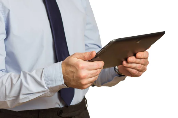 Geschäftsmann in blauem Hemd und Krawatte mit Computer-Tablet in der Hand — Stockfoto