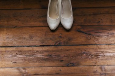 kahverengi bir arka plan üzerinde beyaz ayakkabı