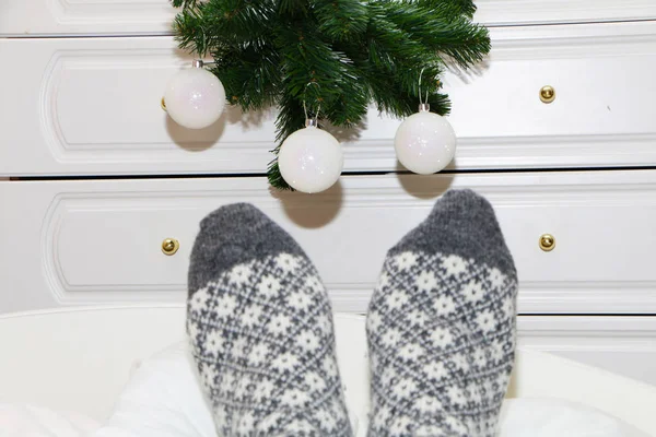 Santaclaus ve vlněných ponožkách spí před Vánocemi . — Stock fotografie