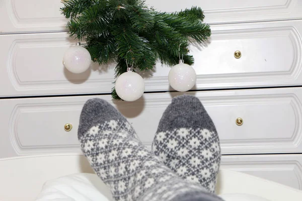 サンタクロースでウールの靴下寝る前にクリスマス . — ストック写真