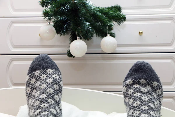 Santaclaus en calcetines de lana duerme antes de Navidad  . —  Fotos de Stock