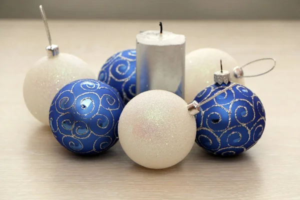Bílé a modré vánoční stromky dekorace. — Stock fotografie