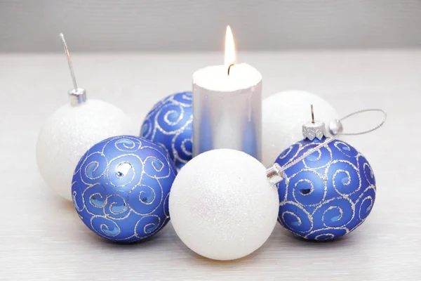 Decoraciones de árbol de navidad blanco y azul . —  Fotos de Stock