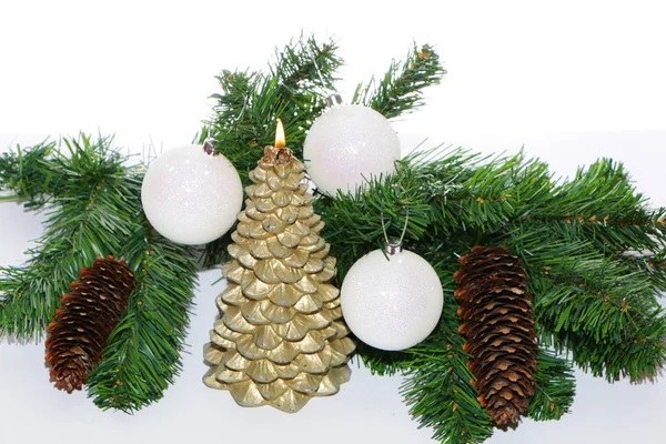 Decoraciones de árbol de Navidad blanco . —  Fotos de Stock