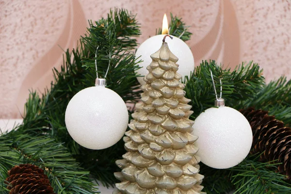 Bolas brancas de Natal, vela ardente . — Fotografia de Stock