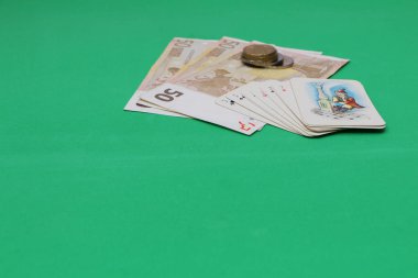 Kumarhanede kumar masasının üzerinde kart ve para var.. 