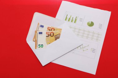 İş evrakları, sözleşme ve zarf içinde para..