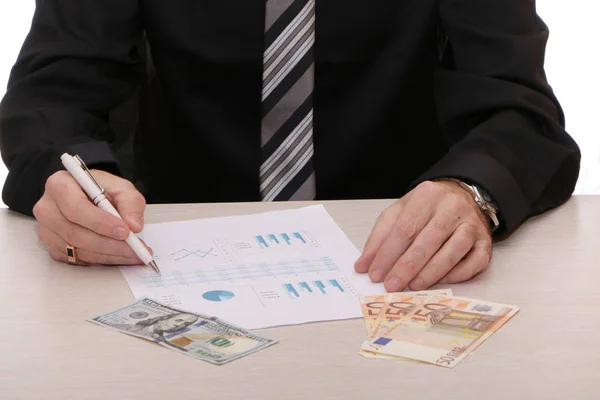 A businessman signs a contract and gives out cash. — Stock Photo, Image