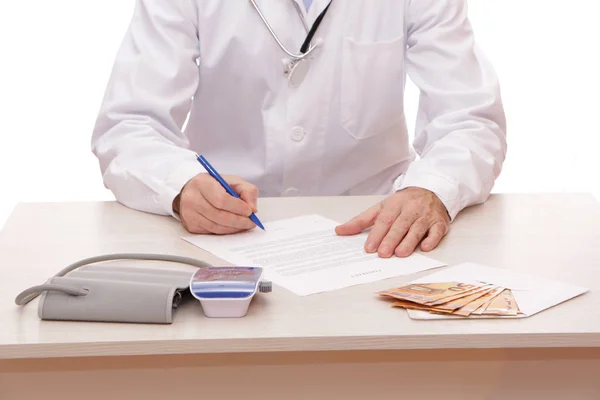 O médico assina um contrato com o paciente . — Fotografia de Stock