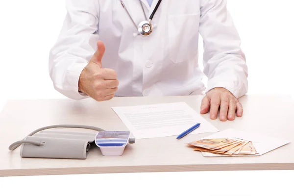 O médico assina um contrato com o paciente . — Fotografia de Stock