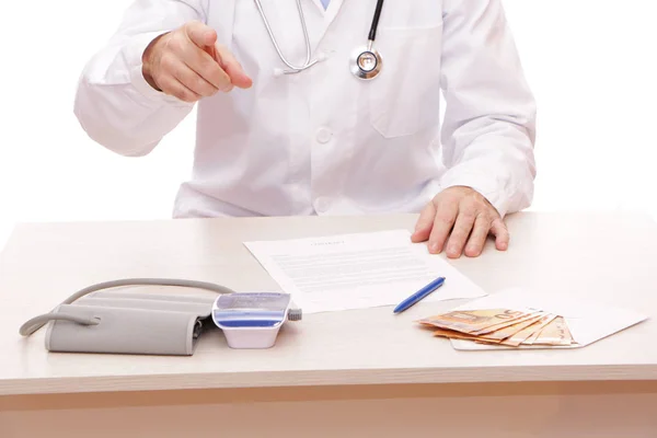 O médico assina um contrato com o paciente . — Fotografia de Stock