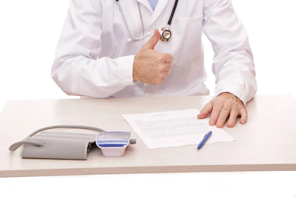 Der Arzt unterschreibt einen Vertrag mit dem Patienten. — Stockfoto