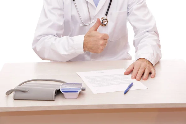 Lékař podepíše smlouvu s pacientem. — Stock fotografie