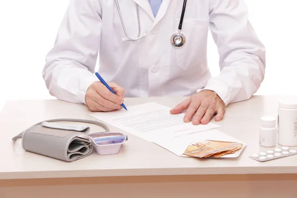 The doctor signs a contract with the patient. — Stock Photo, Image