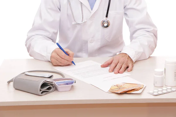 O médico assina um contrato com o paciente . — Fotografia de Stock