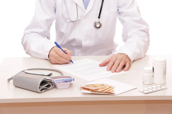 O médico assina um contrato com o paciente . — Fotografia de Stock