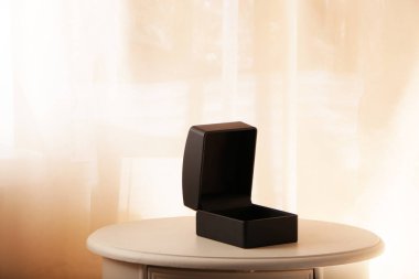 Masadaki süslemeler için siyah hediye kutusu..