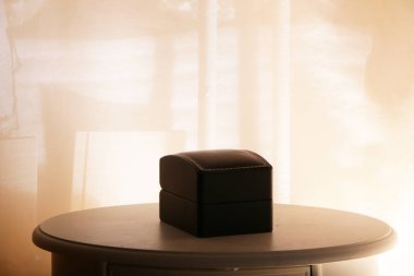 Masadaki süslemeler için siyah hediye kutusu..