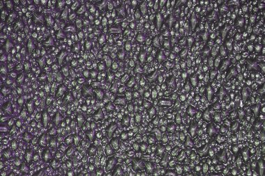 Gri metal zemin üzerinde su dokusu.