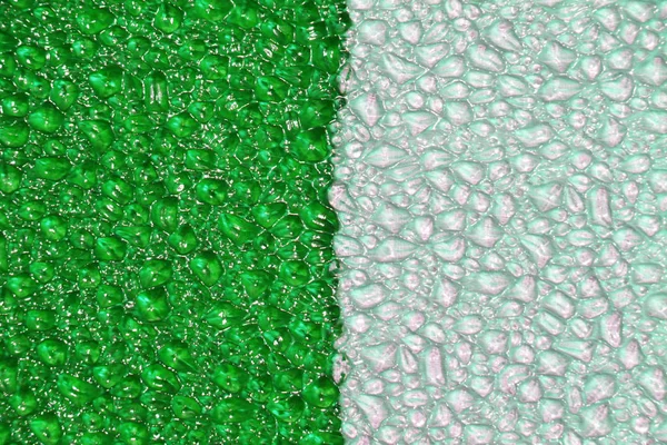 Textuur van water op een groene achtergrond. — Stockfoto