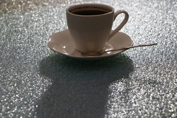 Uma xícara de café à noite em um fundo escuro . — Fotografia de Stock