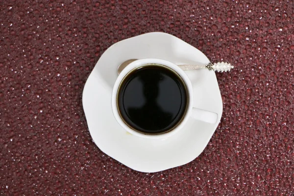 暗い背景の夜のコーヒーカップ. — ストック写真