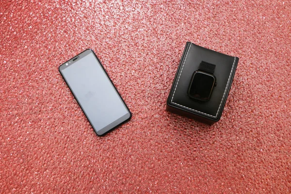 Smartfon i smartwatch w czarnym pudełku — Zdjęcie stockowe