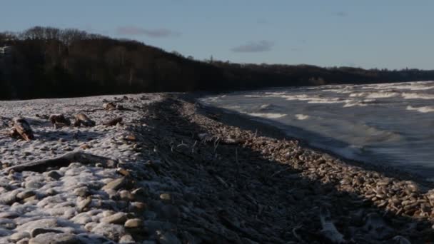 Tempestade Mar Após Primeira Neve Inverno Dia Ensolarado — Vídeo de Stock