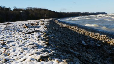 İlk kardan sonra fırtınalı deniz.