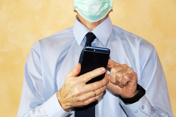 クローズアップ-青いシャツと保護医療用のママのビジネスマン — ストック写真