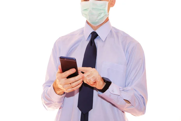 Крупный план - бизнесмен в синей рубашке и защитная медицинская ма — стоковое фото