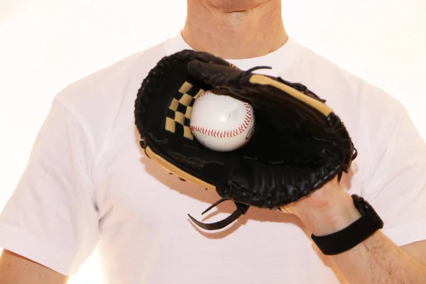 Närbild - idrottaren fångade en baseball boll i en läderfälla. — Stockfoto